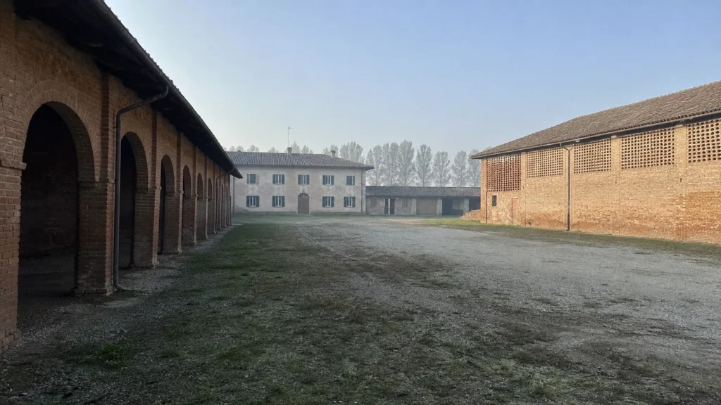 Cascina padana a corte con corpi in mattone affacciati sull'aia